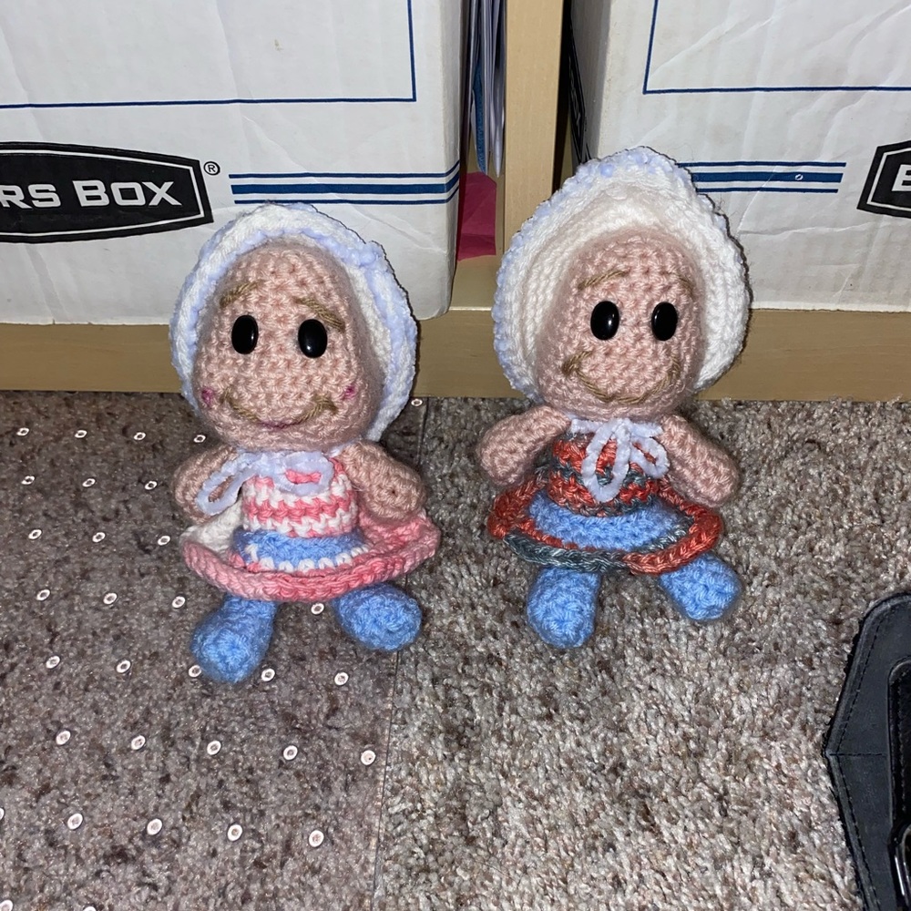 Alice in wonderland curious oysters plushie comes with 1